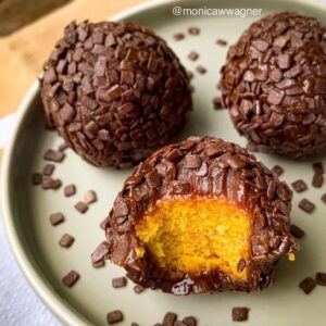 Brigadeiro de bolo de cenoura