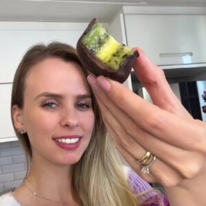 Snack de kiwi com chocolate