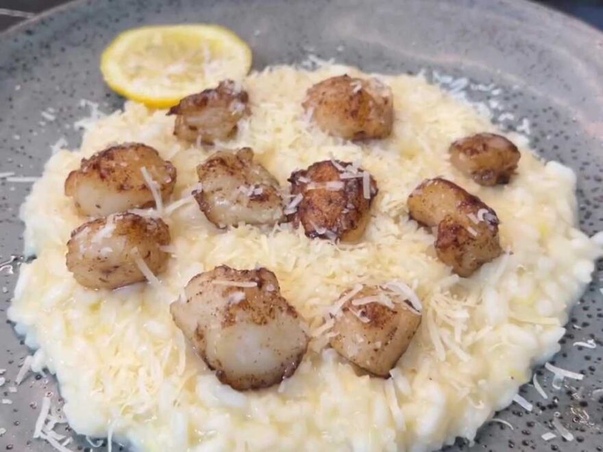 Uma receitinha maravilhosa para um jantar especial. Risoto De Limão Siciliano Com Vieiras é um prato marcante e muito simples de preparar!