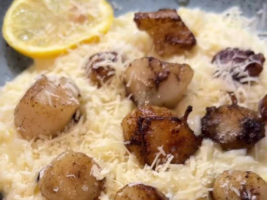 Uma receitinha maravilhosa para um jantar especial. Risoto De Limão Siciliano Com Vieiras é um prato marcante e muito simples de preparar!