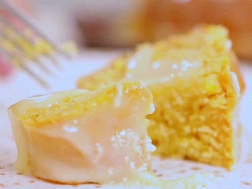 Uma fatia de Bolo de milho no prato branco.