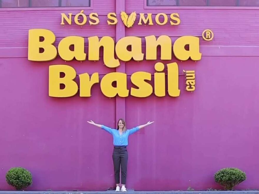 Monica enfrente a empresa Banana Brasil.