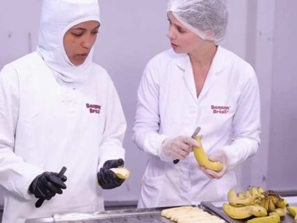 Monica conversando com funcionária da Banana Brasil.