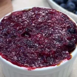 Cheesecake finalizada com geleia de frutas vermelhas.