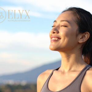 Mulher sorrindo e feliz.