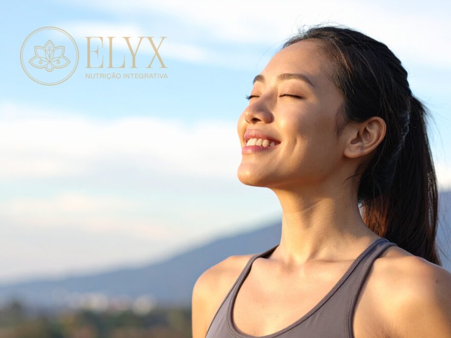 Mulher sorrindo e feliz.